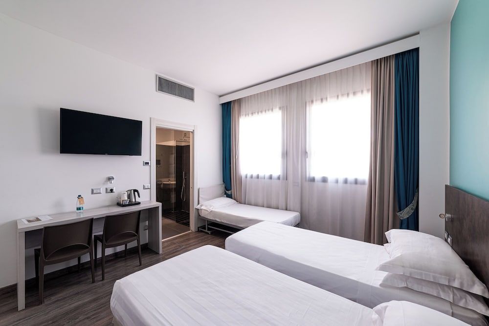 Phi Hotel Milano Classic Triple Room 4
