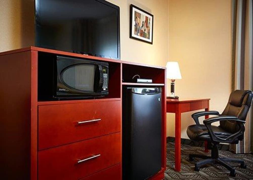 Quality Inn Standard Room, 2 Queen Beds, Non Smoking 13