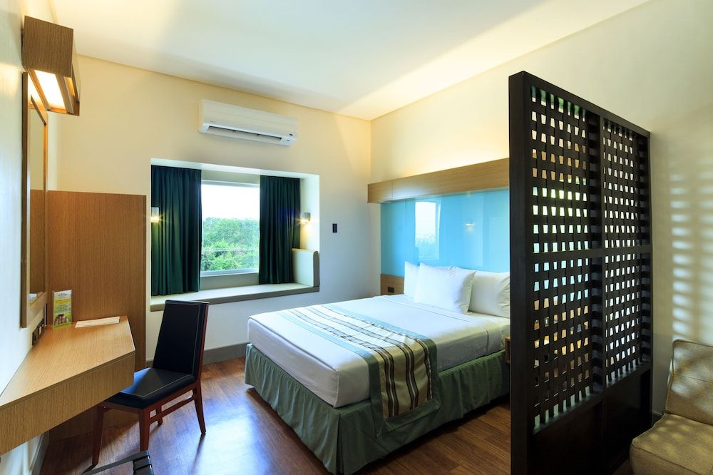 Suite, 1 Queen Bed with Sofa bed, Non Smoking