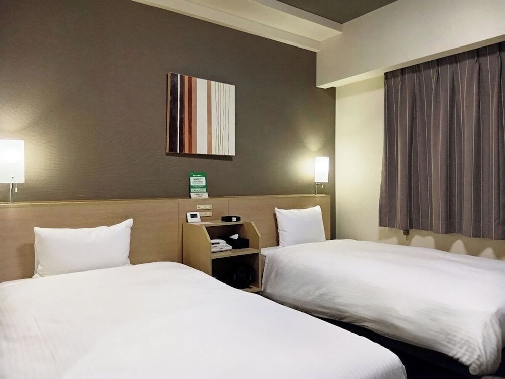 Twin Room, Smoking