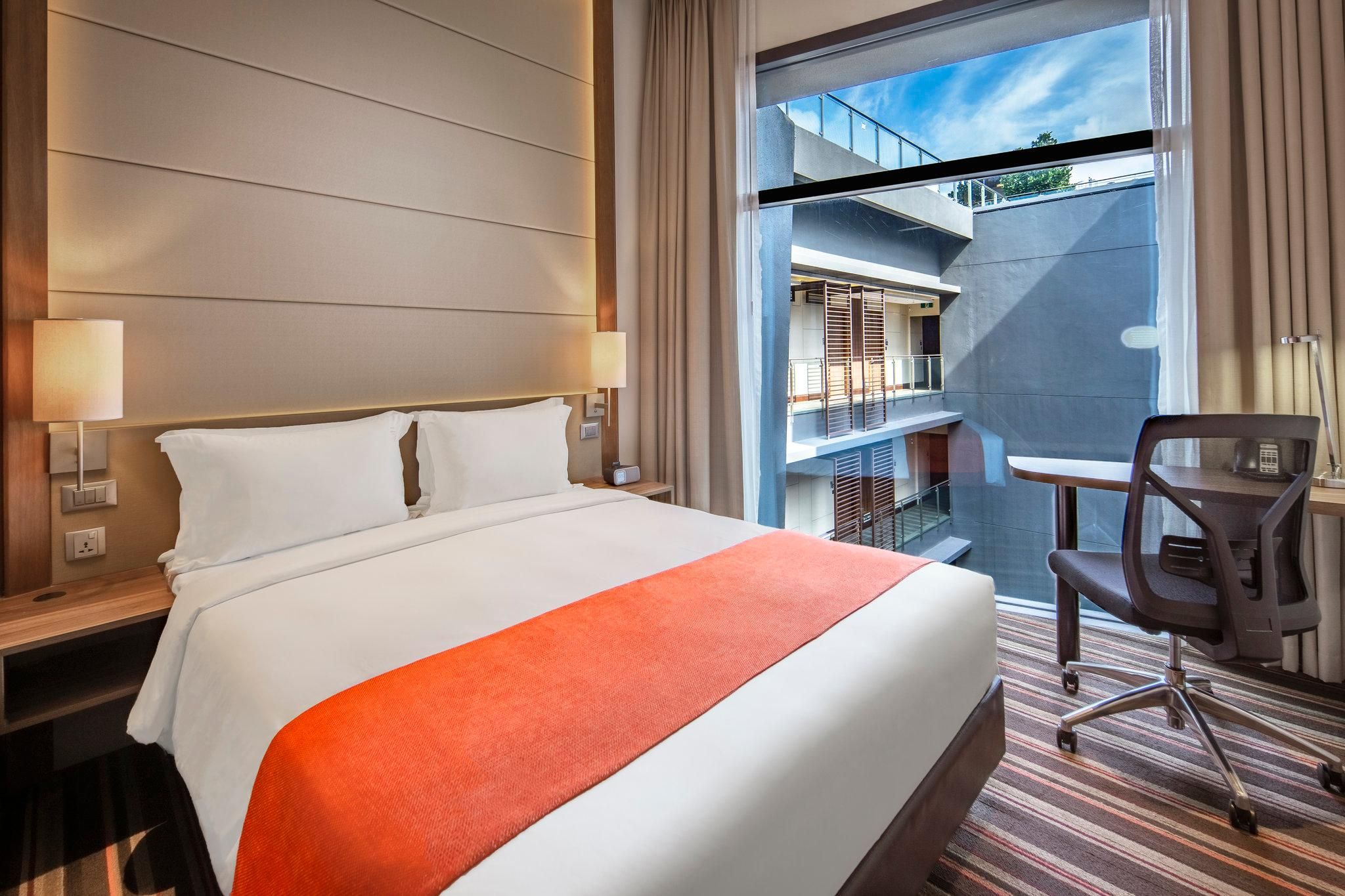 1 Queen Standard Courtyard View With Free Breakfast