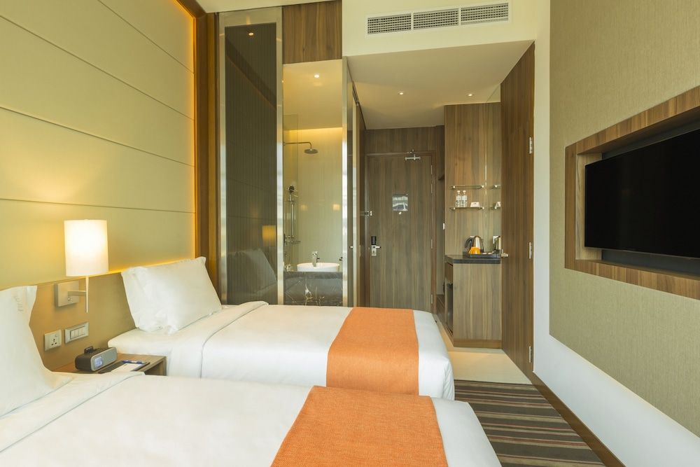 Standard Room, 2 Twin Beds (Top Floor, Free Breakfast)