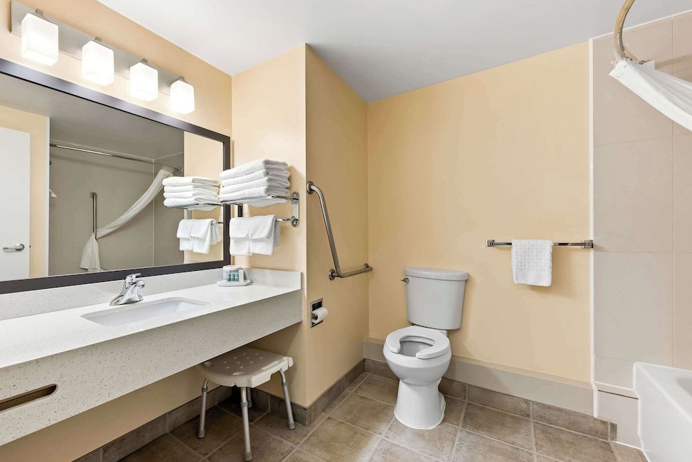 Best Western Of Olds Standard Room, 1 King Bed, Accessible, Non Smoking 4