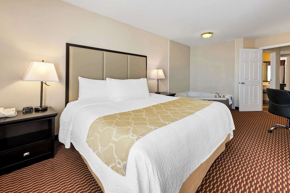 Best Western Of Olds Suite, 1 King Bed, Non Smoking, Jetted Tub 2