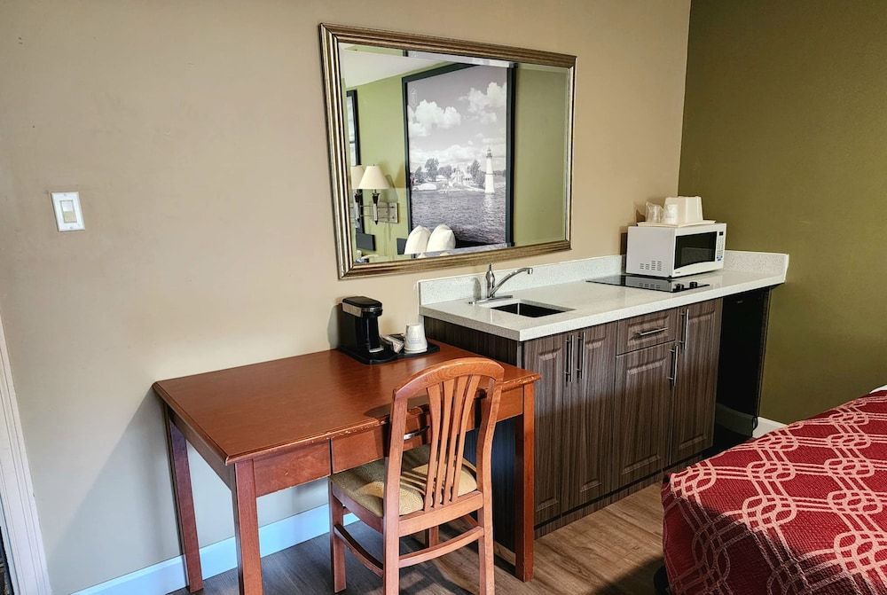 Super 8 by Wyndham Pembroke Room, 2 Queen Beds, Non Smoking (Efficiency) 10