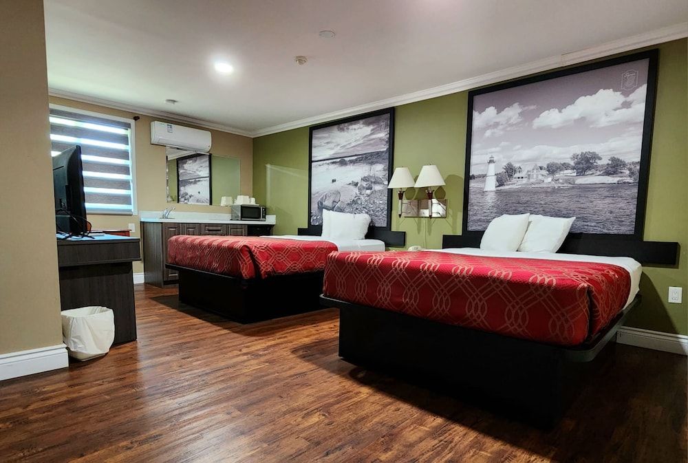 Super 8 by Wyndham Pembroke Room, 2 Queen Beds, Non Smoking (Efficiency) 5