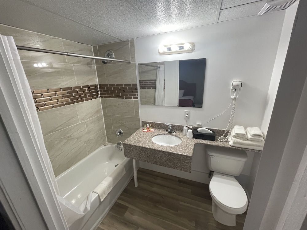 Super 8 by Wyndham Pembroke Room, 2 Queen Beds, Non Smoking (Efficiency) 9