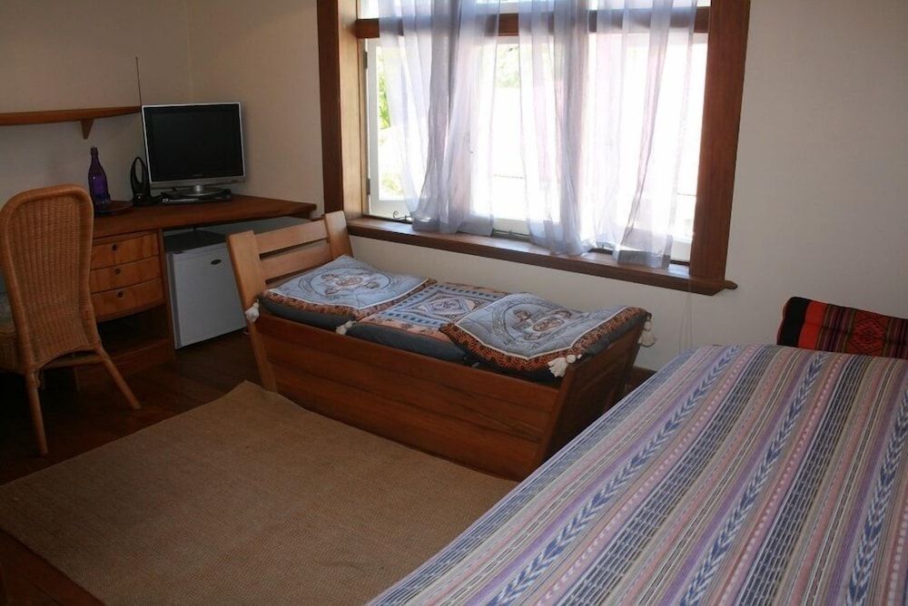 The Den - Shared Bathroom