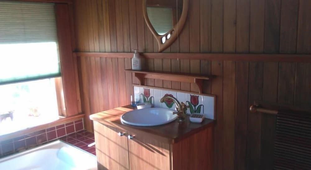 The Den - Shared Bathroom
