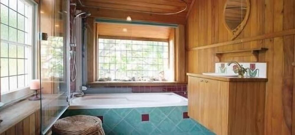 The Villa Room - Shared Bathroom