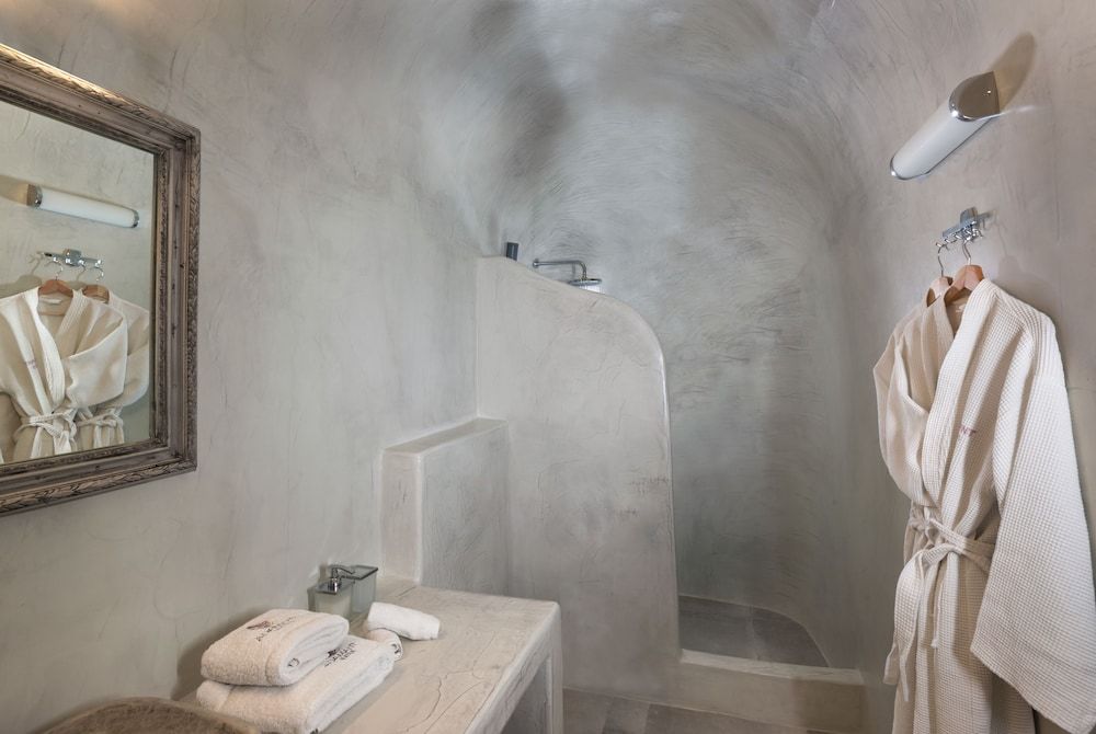 Adamant Suites Moonstone Suite with Private Pool 9