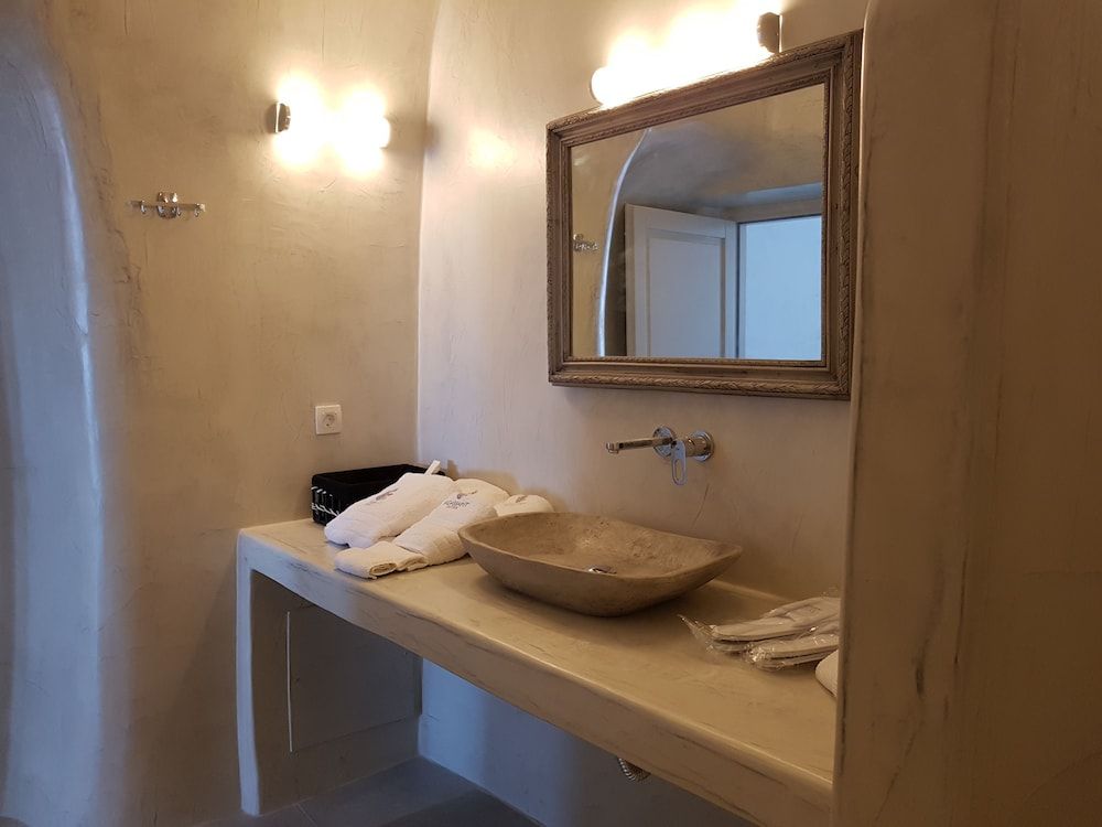 Adamant Suites Moonstone Suite with Private Pool 12