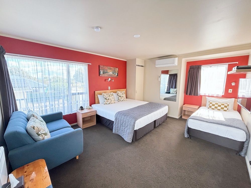 Arcadia Motel Studio with Balcony (Super King + 1 Single) 2