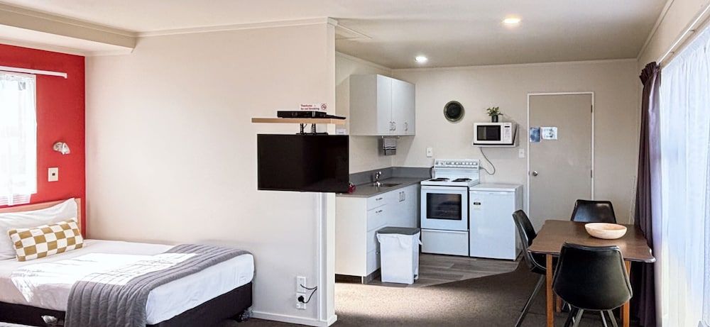 Arcadia Motel Studio with Balcony (Super King + 1 Single) 5