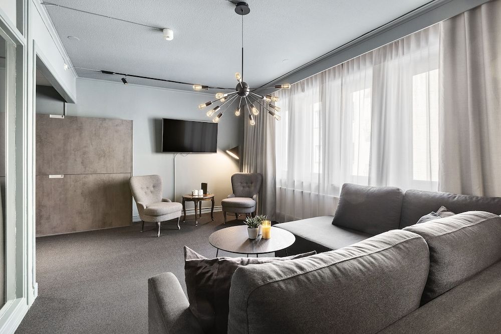 BEST WESTERN Princess Hotel Suite, 1 King Bed, Non Smoking 3