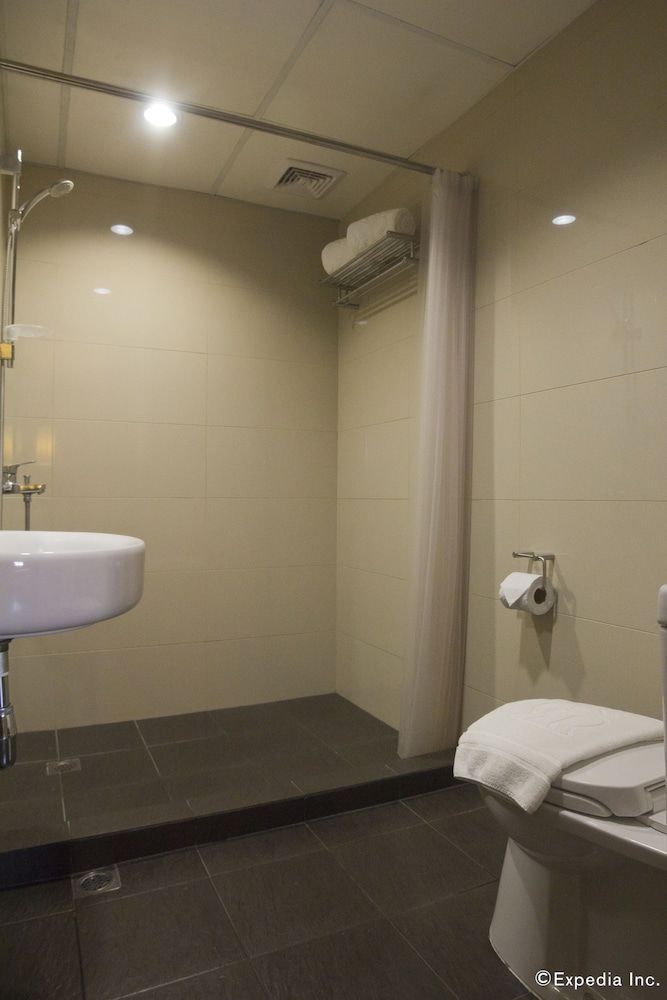 Rothman Hotel Executive King - Newly Renovated 4