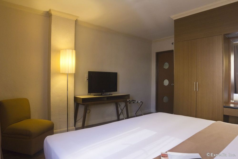 Rothman Hotel Executive King - Newly Renovated 3