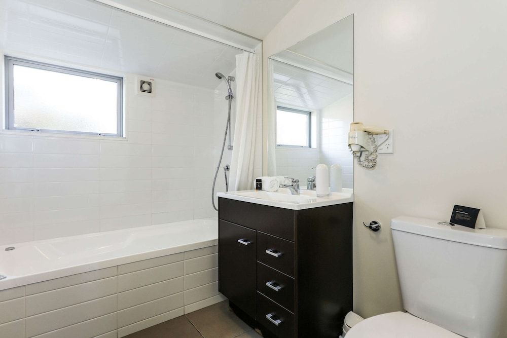 Quality Suites Amore Suite, Multiple Beds, Non Smoking (2 Bedroom, King) 9