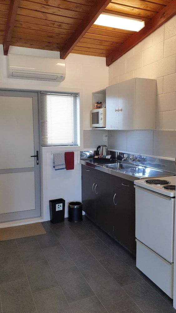 Thornton Lodge Motel Studio - Units 4,6,7,9 14