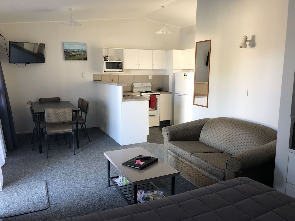 Thornton Lodge Motel Family Room 8