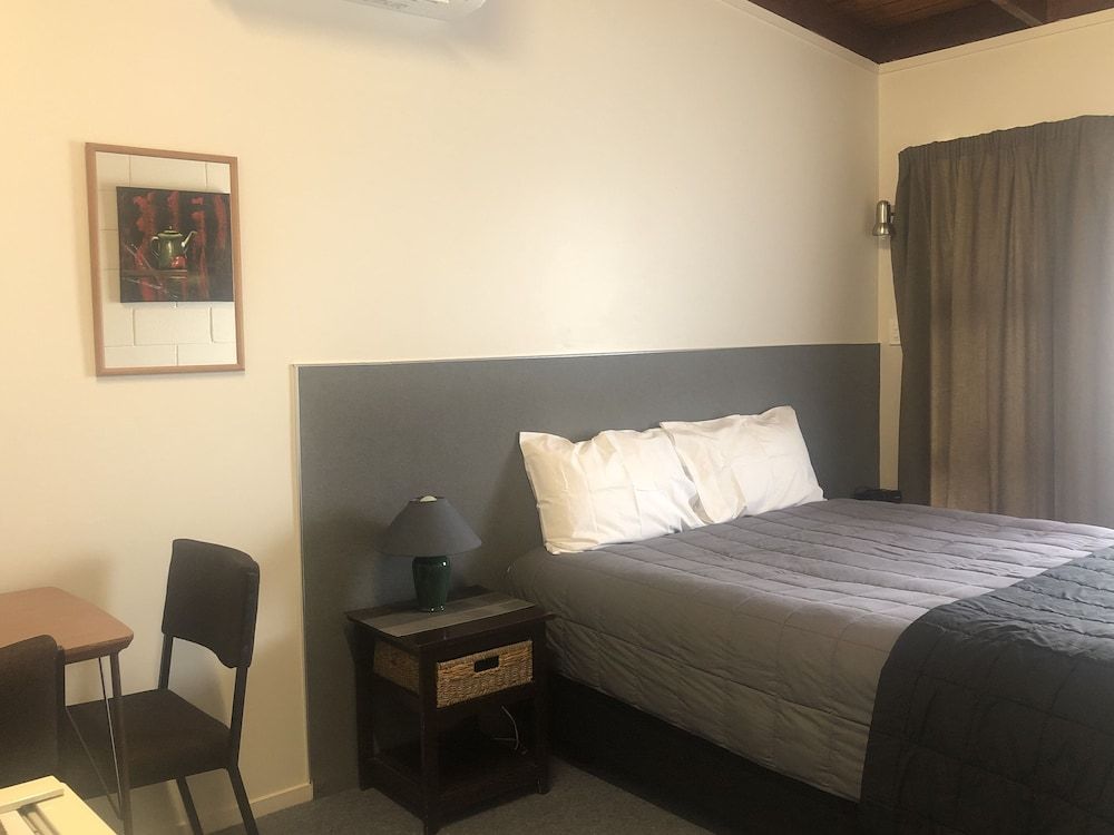 Thornton Lodge Motel Basic Studio 2