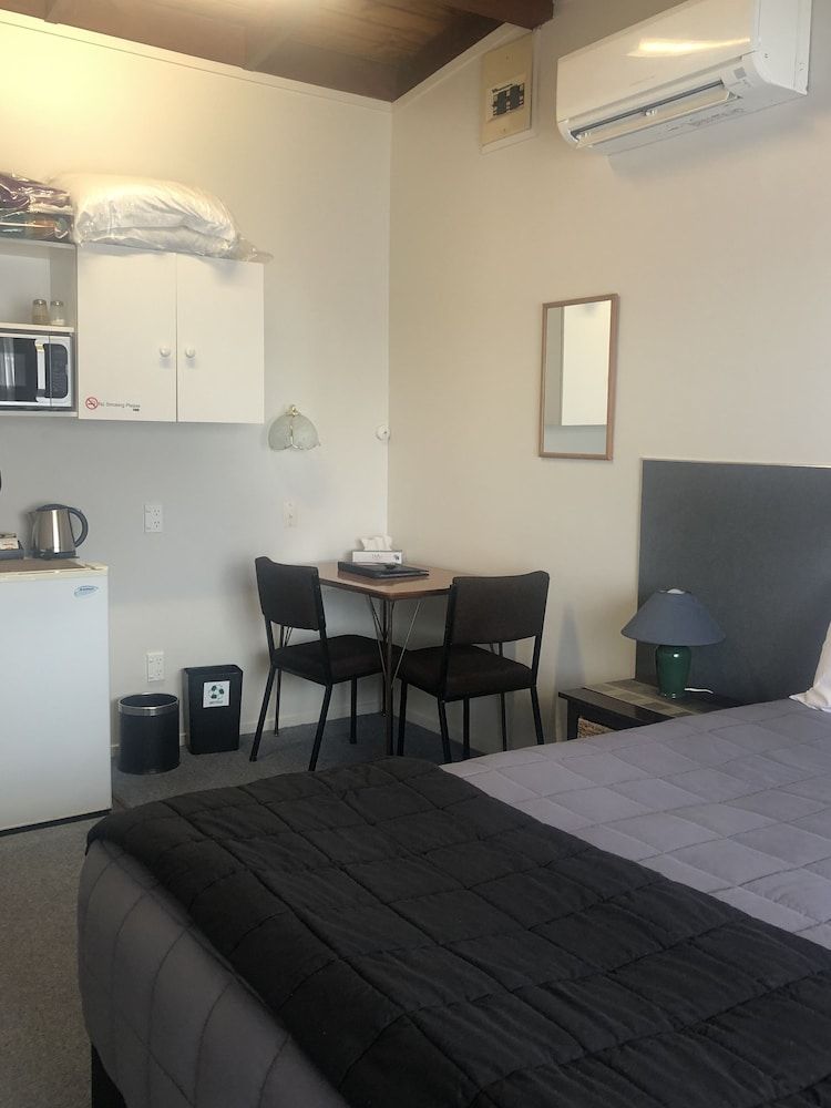 Thornton Lodge Motel Basic Studio 10