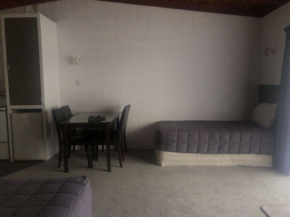 Thornton Lodge Motel Studio - Units 4,6,7,9 13