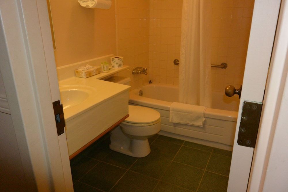 McIntosh Country Inn & Conference Centre in Canada Jacuzzi Room, 1 King Bed and Fireplace 3