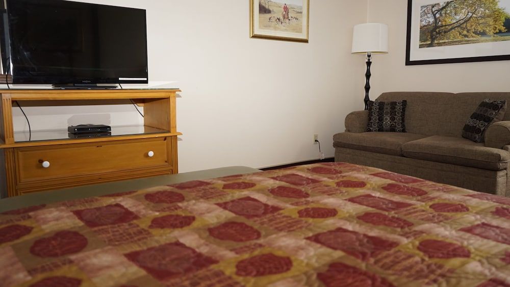 McIntosh Country Inn & Conference Centre in Canada Deluxe Room, 1 Queen Bed 4