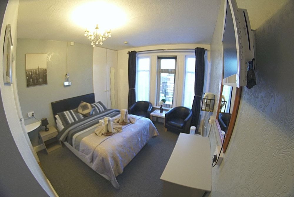 The Eastleigh Deluxe Double Room, Ensuite 2