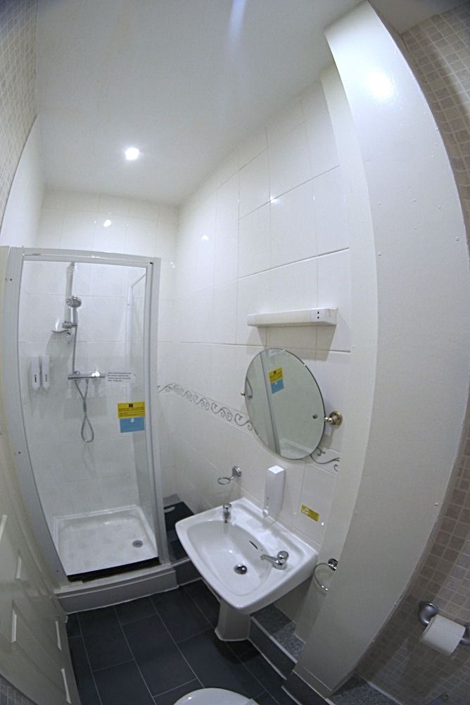 The Eastleigh Suite, Ensuite 8