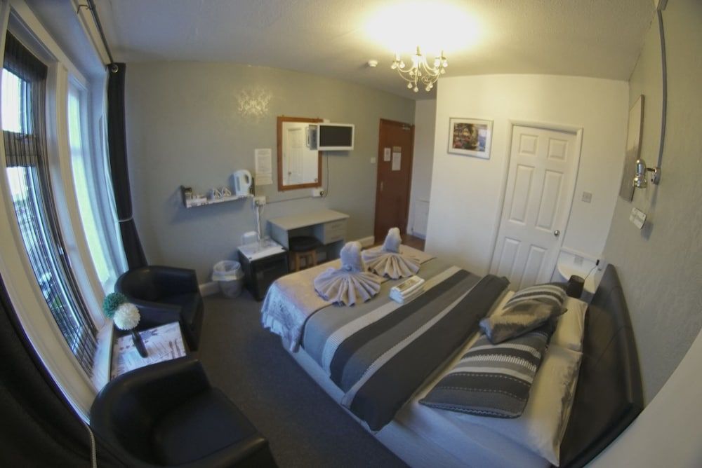 The Eastleigh Deluxe Double Room, Ensuite 10