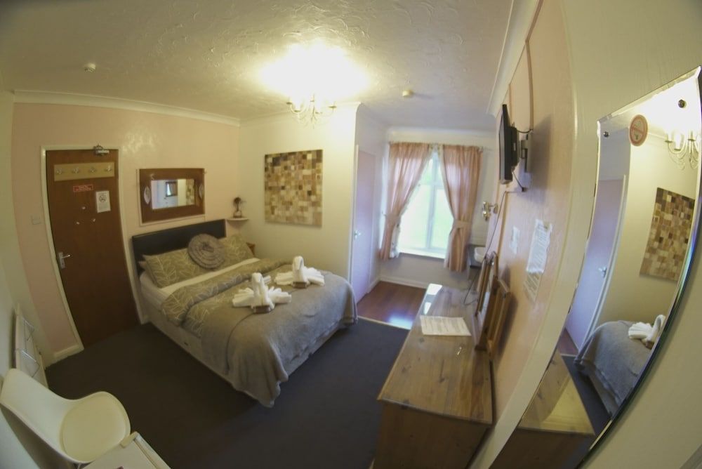The Eastleigh Deluxe Double Room, Ensuite 7