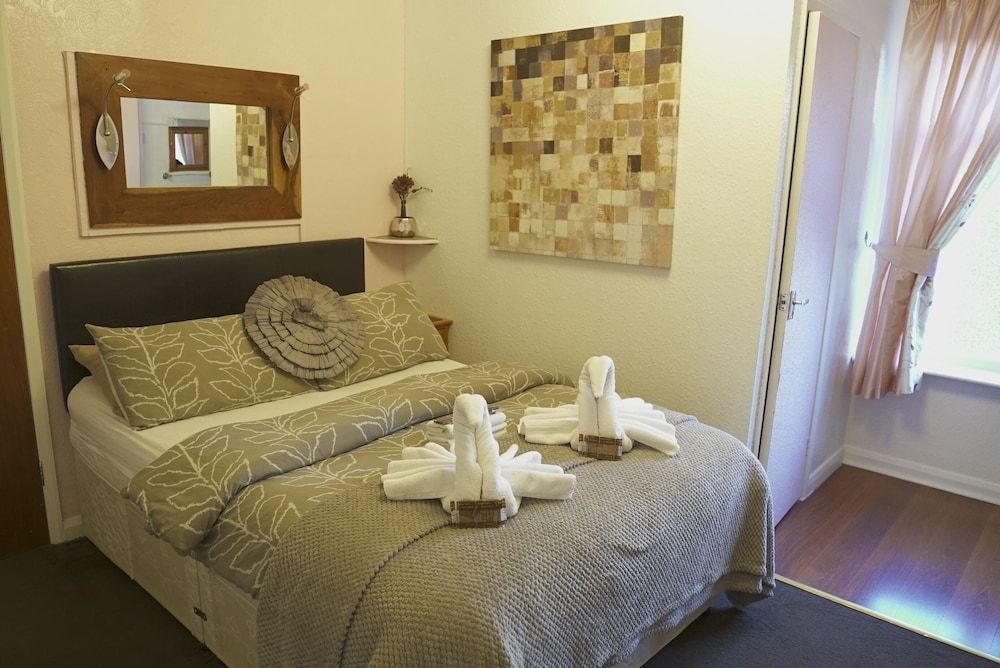 The Eastleigh Deluxe Double Room, Ensuite 9