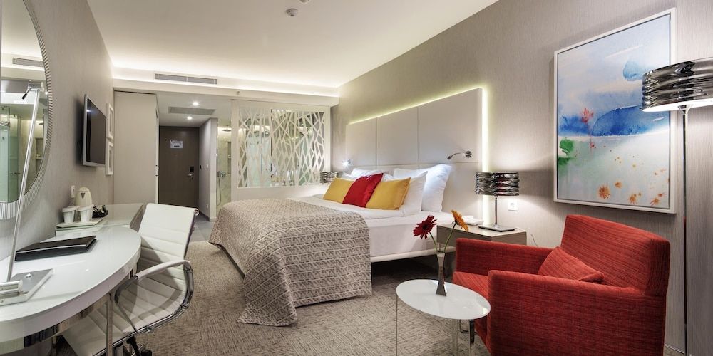 Room, Pool Access