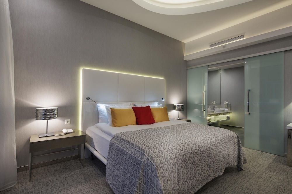 Room, Pool Access