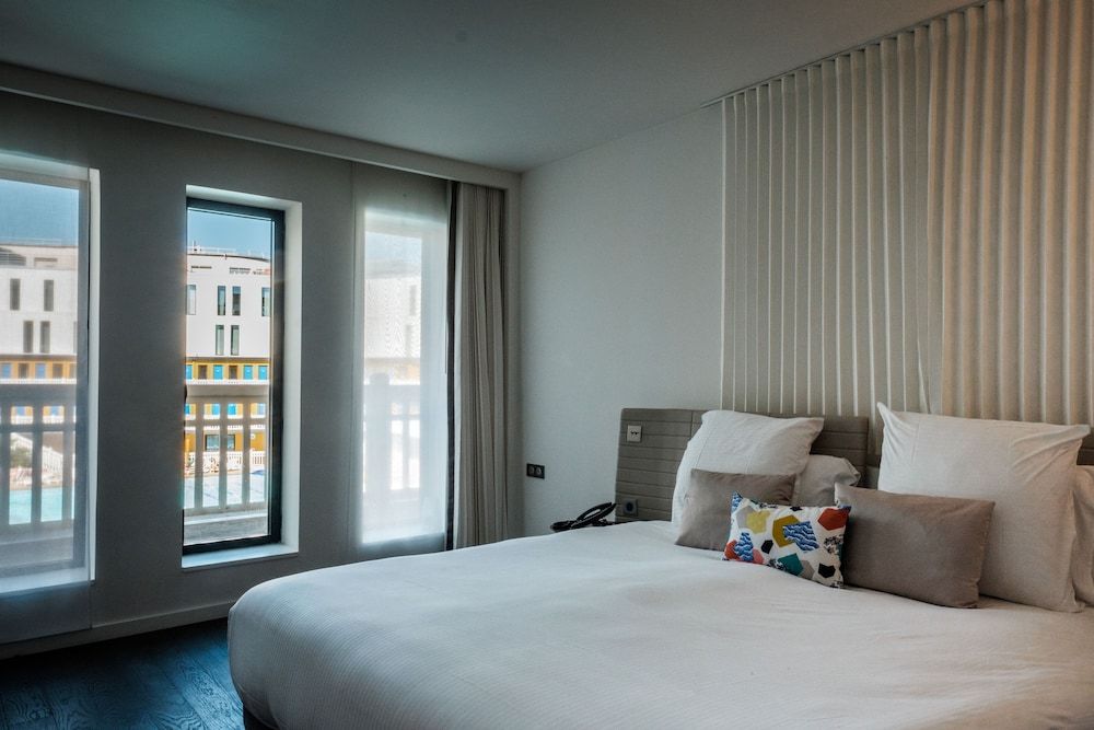 Suite, 1 King Bed, Pool View (Pool Suite)