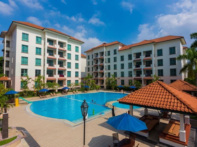 swimming pool [outdoor]