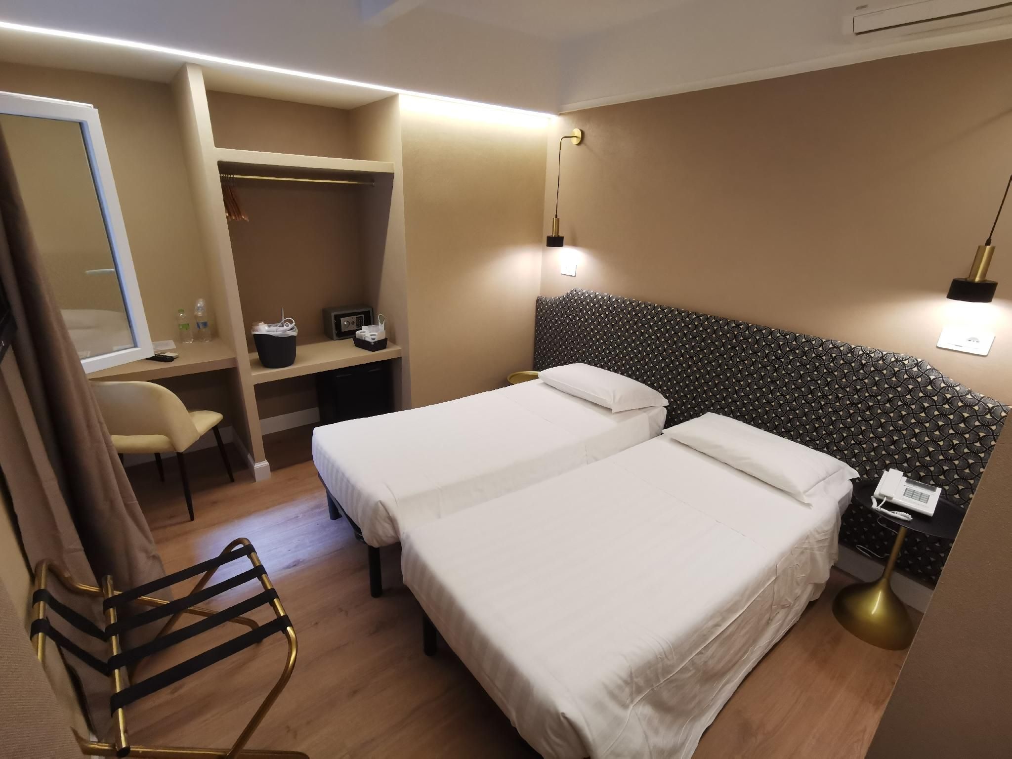 Deluxe - 1 Queen Bed