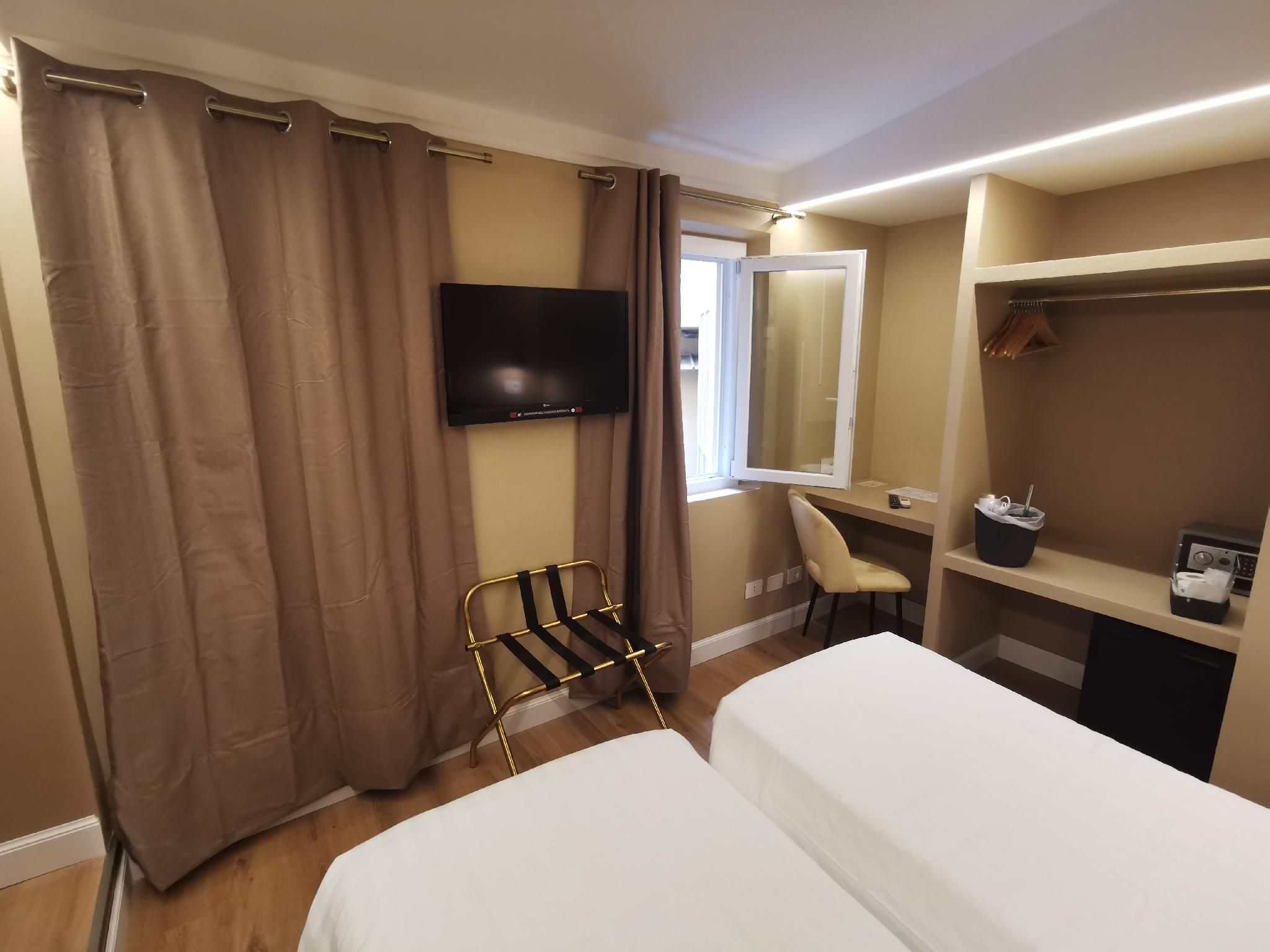 Deluxe - 1 Queen Bed