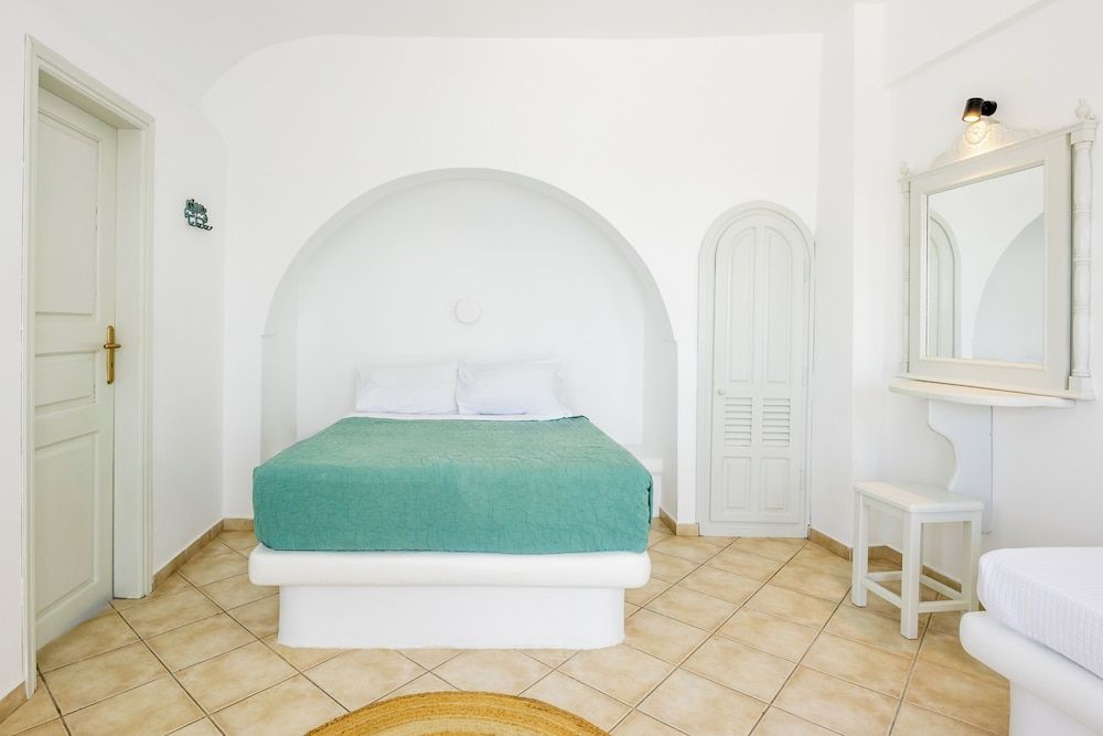 Ilioperato Traditional Apartments Standard Room, Hot Tub (Outdoor Hot Tub, Caldera View) 2