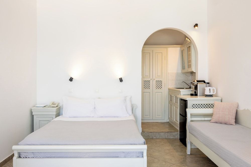 Ilioperato Traditional Apartments Standard Room, Hot Tub (Outdoor Hot Tub, Caldera View)