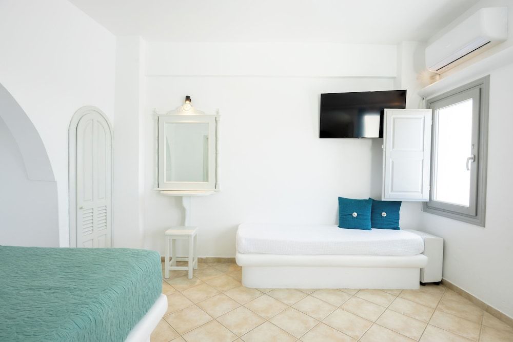 Ilioperato Traditional Apartments Standard Room, Hot Tub (Outdoor Hot Tub, Caldera View) 3