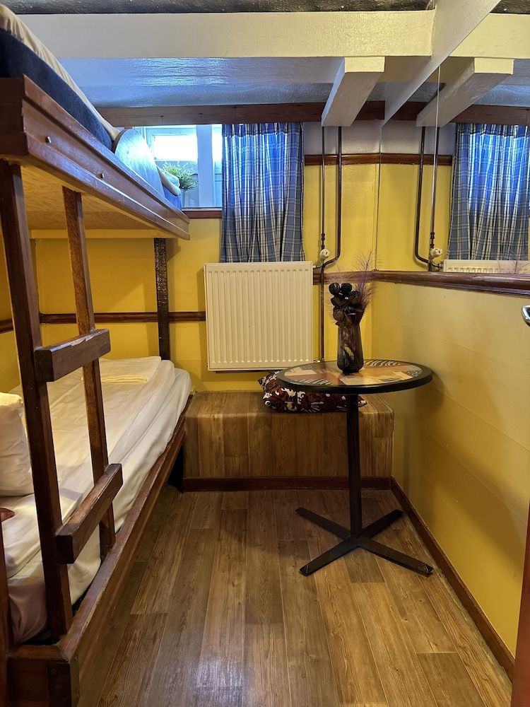 The Red Boat Economy Double Room, Shared Bathroom (Cabin on Boat) 5