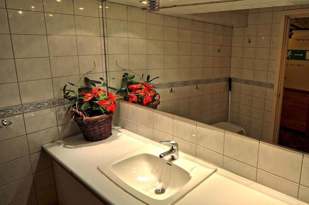 The Red Boat Economy Double Room, Shared Bathroom (Cabin on Boat) 4