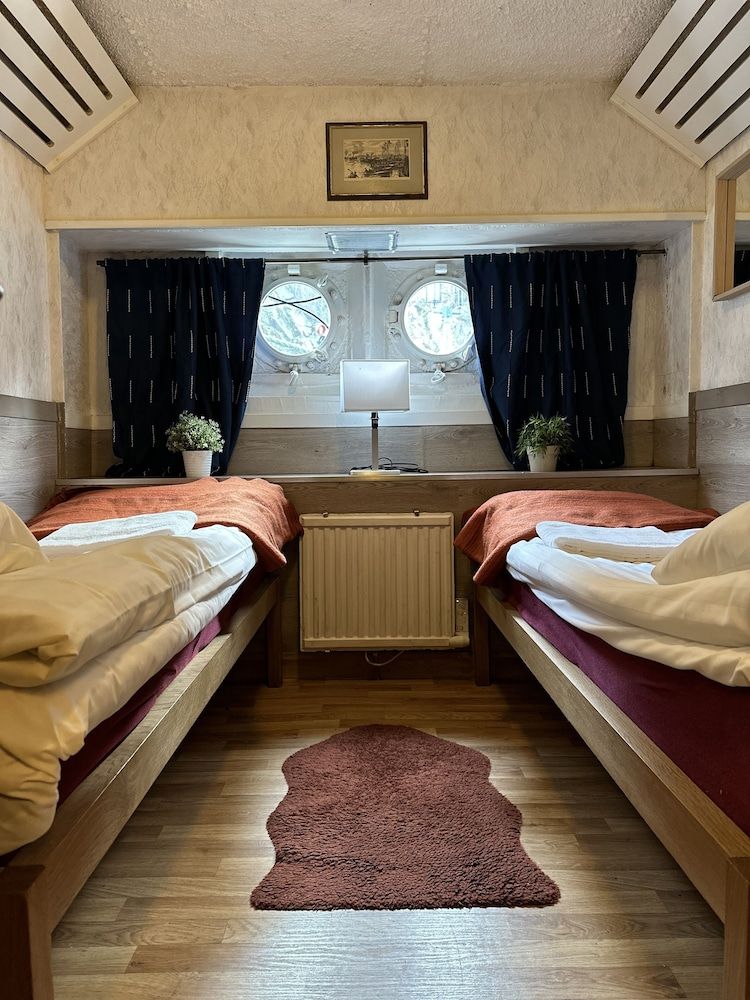 undefined The Red Boat 5