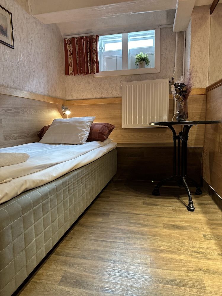 undefined The Red Boat 8