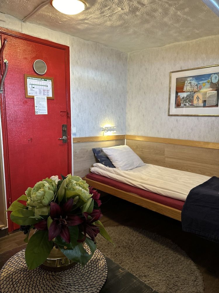 undefined The Red Boat 7