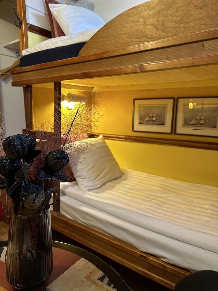 undefined The Red Boat 4