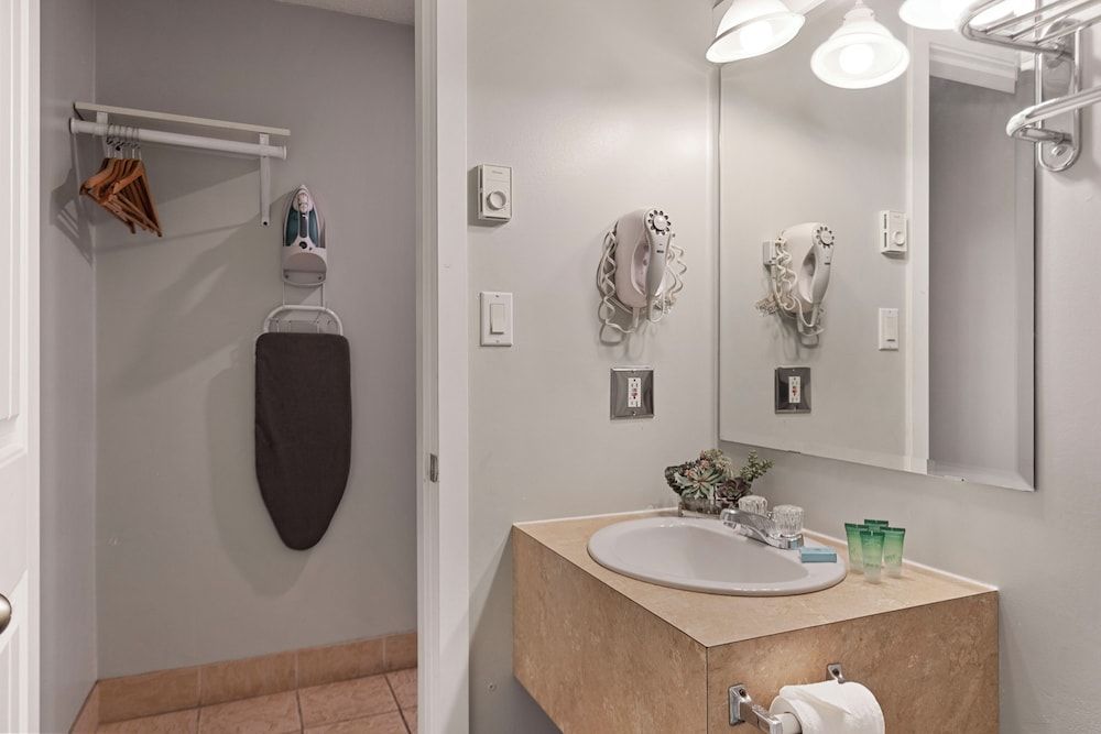 Oasis Inn Family Room, 2 Double Beds (Not Pet Friendly) 4